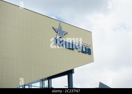 Utrecht / Niederlande - märz 08 2019: Fassade des Kinopolis-Kinos am Jaarbeursplein mit Logo und Himmel Stockfoto
