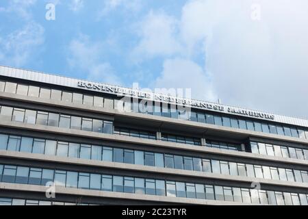 UTRECHT / NIEDERLANDE - 8. MÄRZ 2019: Fassade mit blauem Himmel Holländisches Konferenzzentrum Jaarbeurs Stockfoto