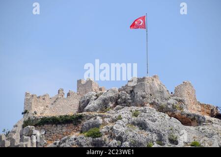 Die Ruinen der antiken Stadt von Kekova am Ufer. Stockfoto