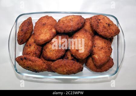 Leberschnitzel auf einer hellen Platte. Nahaufnahme . Hausgemachte Schnitzel auf einem weißen Teller und weißem Hintergrund. Gebratene Kotleta eng. Kotleta Schnitzel mit zerdrückt Stockfoto