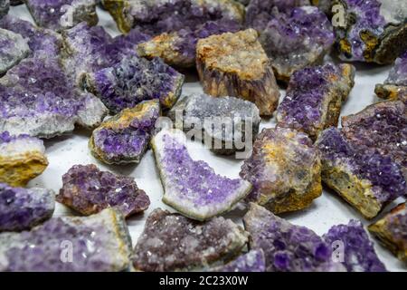 Amethyst Drusen, Stücke von Amethyst Kristalle Stockfoto