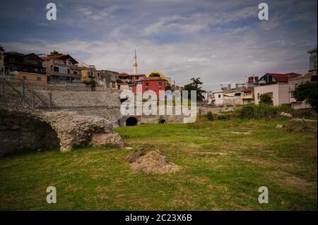 Außenansicht des antiken römischen Amphitheaters in Durres, Albanien Stockfoto