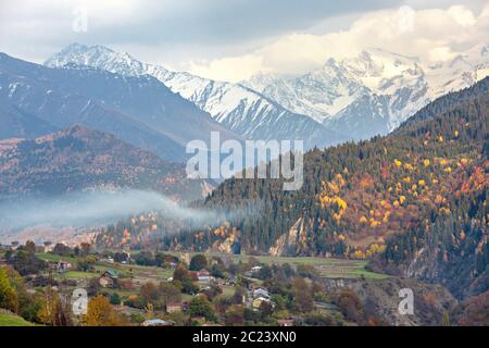 Herbstfarben in den Kaukasus-Bergen, Georgien Stockfoto