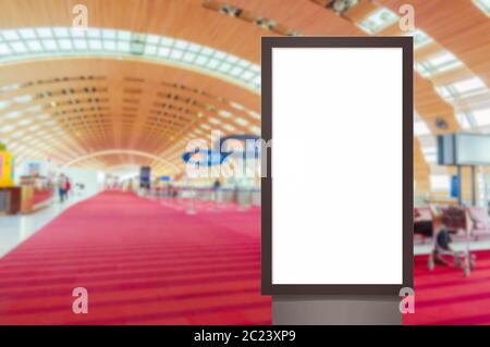 Mock up der vertikalen leeren Werbung Plakatwand oder Leuchtkasten Schaufenster mit Menschen warten am Flughafen, kopieren Raum für Ihren Text m Stockfoto
