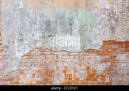 Industrieller Hintergrund, leere Grunge städtische Straße mit Lagerhaus Ziegelmauer. Hintergrund der alten alten alten schmutzigen Ziegelwand mit Schale Stockfoto