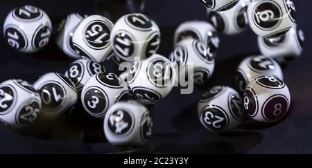 Schwarz-weiße Lotteriekugeln in einer Maschine Stockfoto