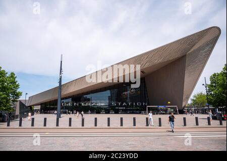 Haupteingang des Rotterdamer Hauptbahnhofs in den Niederlanden während der COVID-Sperre Stockfoto