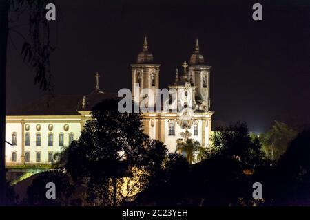 Nachtansicht der historischen Kirche im Abtrieb der Stadt Ouro Preto Stockfoto