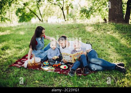 Positive Familie Ruhe im Sommer Park zusammen mit Kindern. Stockfoto