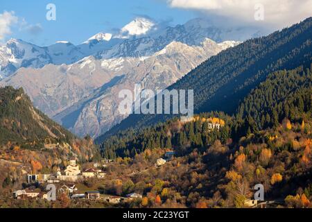 Blick auf das Kaukasus-Gebirge und die Mestia-Kirche in Georgien Stockfoto