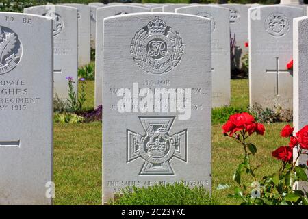 Grab des schottischen VC-Empfängers William Henry Johnston (1879-1915) auf dem Friedhof von Perth (China Wall) in Zillebeke, Belgien Stockfoto