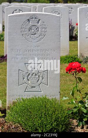 Grab des schottischen VC-Empfängers William Henry Johnston (1879-1915) auf dem Friedhof von Perth (China Wall) in Zillebeke, Belgien Stockfoto