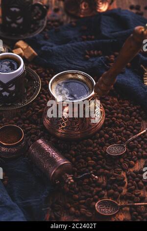 Türkische Kupfer Kaffeekanne (CEZVE), vintage Kaffeemühle, Tasse und Kaffeebohnen Stockfoto