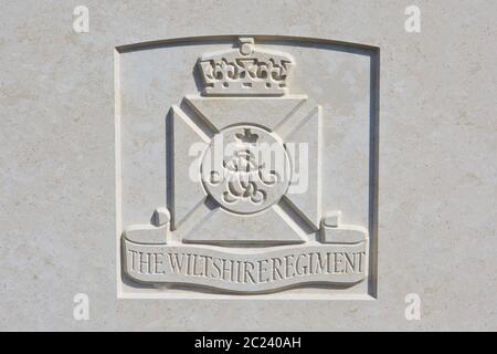 Das Wiltshire Regiment (1881-1959) Regimentswappen auf einem Grabstein des Ersten Weltkriegs auf dem Bedford House Cemetery in Zillebeke, Belgien Stockfoto