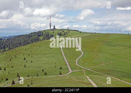 Der Feldberggipfel mit Wetterradarsystem im Friedrich-Luise-Turm und dem neuen Feldbergturm Stockfoto