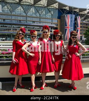 Ascot, Berkshire, Großbritannien. Juni 2017. Damen in rot Retro Girlband die Tootsie Rollen einen Tag im Royal Ascot. Quelle: Maureen McLean/Alamy Stockfoto