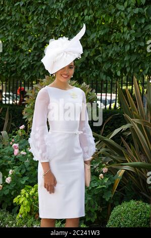 Ascot, Berkshire, Großbritannien. Juni 2017. Diese Dame trägt ein schönes elegantes weißes Kleid und Hut zu Royal Ascot. Quelle: Maureen McLean/Alamy Stockfoto