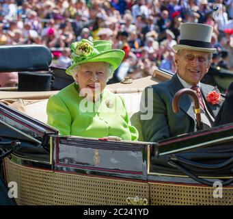 Ascot, Berkshire, Großbritannien. Juni 2017. Königin Elizabeth II. Und Prinz Phillip kommen in einer Pferdekutsche in der königlichen Prozession am ersten Tag von Royal Ascot an. Quelle: Maureen McLean/Alamy Stockfoto