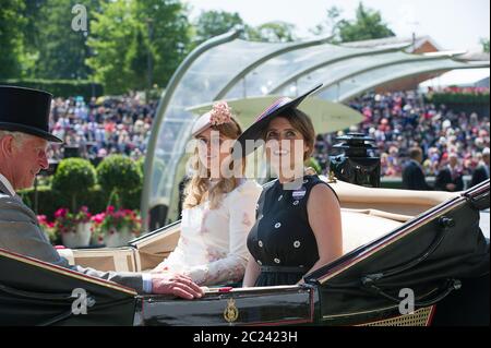 Ascot, Berkshire, Großbritannien. Juni 2017. Prinzessin Beatrice und Prinzessin Eugenie kommen in einer Pferdekutsche in der königlichen Prozession am ersten Tag von Royal Ascot an. Quelle: Maureen McLean/Alamy Stockfoto