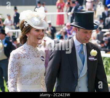 Ascot, Berkshire, Großbritannien. Juni 2017. Catherine Herzogin von Cambridge und Prinz William im Parade Ring am ersten Tag im Royal Ascot. Quelle: Maureen McLean/Alamy Stockfoto