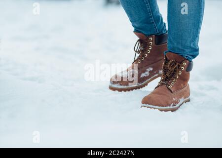Winter Herren Stiefel auf Schnee. Warme winter Brown's Männer Stiefel closeup Stockfoto