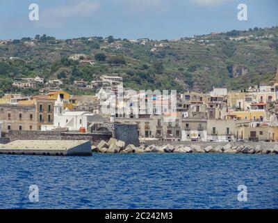 Lipari auf einer Insel Lipari, der größten der Äolischen Inseln im Tyrrhenischen Meer in der Nähe von Sizilien in Italien Stockfoto