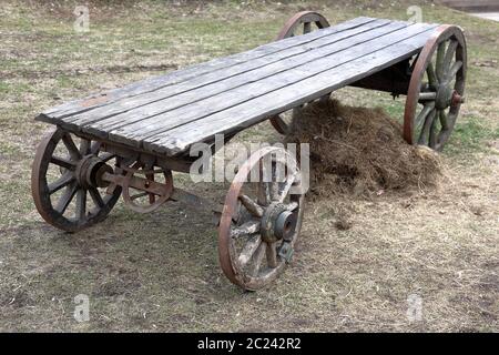 Vintage-Wagen mit Holzrädern im Hinterhof Stockfoto