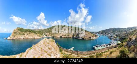 Die Bucht von Balaklava, Panoramablick vom Rock, Krim, Ukraine. Stockfoto