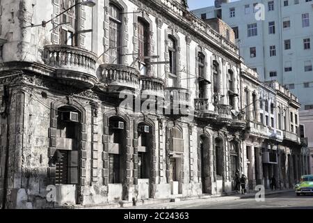 Kuba, Havanna. Das alte zerstörte Gebäude auf einer der zentralen Straßen Stockfoto