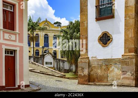 Alte Kopfsteinpflasterstraße mit Gebäuden im Kolonialstil Stockfoto