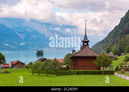 Schweizer Dorf Iseltwald mit traditionellen Holz Kirche auf dem südlichen Ufer des Brienzersees, Schweiz Stockfoto