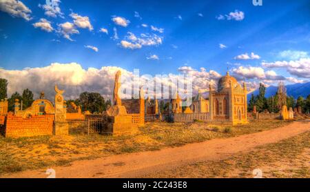 Panoramablick auf den muslimischen Friedhof Semiz Bel bei Kochkor in Naryn, Kirgisistan Stockfoto