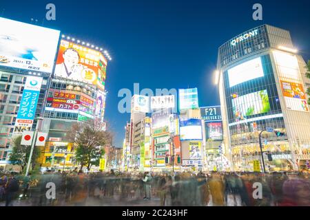 Menschenmenge in Shibuya Überqueren Sie den berühmten Platz in Tokio, Japan Stockfoto