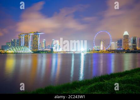 Skyline von Singapur bei Nacht Blick vom Marina Barrage in Singapur Stadt Stockfoto