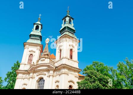 Zwei Türme der Kirche St. Jan Nepomucky in Skalka. Prag, Tschechische Republik Stockfoto