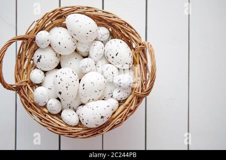 Warenkorb weiß gepunktet Ostern Eier in Braun Weidenkorb Stockfoto