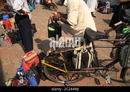 Dabbawala Lieferung von Heißnahrungsmittelboxen am Churchgate Railway Station in Mumbai (Bombay), Indien. Ein sehr effizienter traditioneller Lieferservice Stockfoto