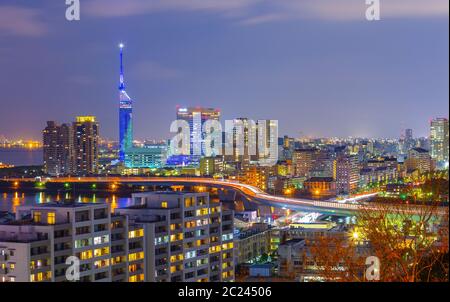 Fukuoka Skyline bei Nacht in Japan Stockfoto