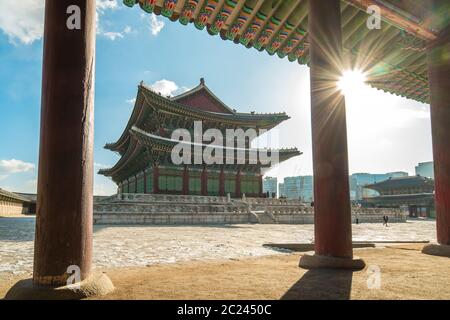 Gyeongbokgung Palast mit Sonneneinstrahlung in Seoul Stadt, Südkorea Stockfoto