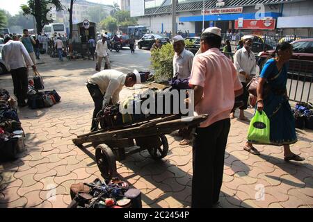 Dabbawala Lieferung von Heißnahrungsmittelboxen am Churchgate Railway Station in Mumbai (Bombay), Indien. Ein sehr effizienter traditioneller Lieferservice Stockfoto