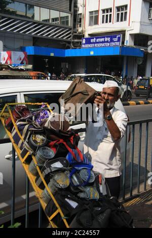 Dabbawala Lieferung von Heißnahrungsmittelboxen am Churchgate Railway Station in Mumbai (Bombay), Indien. Ein sehr effizienter traditioneller Lieferservice Stockfoto