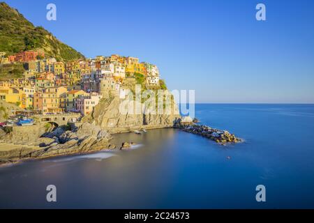 Blick auf die historischen Gebäude von Manarola in La Spezia, Italien Stockfoto