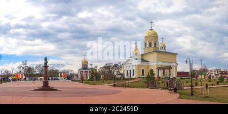 Bender, Moldau - 03.10.2019. Alexander Nevsky Park und Kirche auf dem Territorium der historischen architektonischen Komplex der alten osmanischen Zitadelle Stockfoto