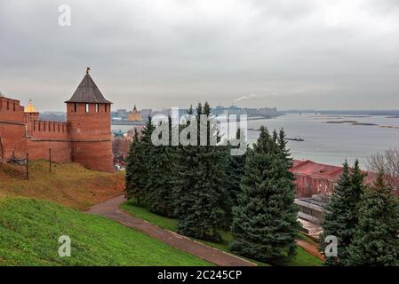 Turm und Festungsmauer in Nischni Nowgorod, Russland Stockfoto