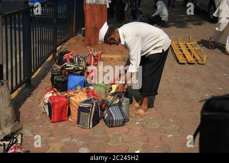 Dabbawala Lieferung von Heißnahrungsmittelboxen am Churchgate Railway Station in Mumbai (Bombay), Indien. Ein sehr effizienter traditioneller Lieferservice Stockfoto