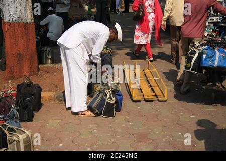 Dabbawala Lieferung von Heißnahrungsmittelboxen am Churchgate Railway Station in Mumbai (Bombay), Indien. Ein sehr effizienter traditioneller Lieferservice Stockfoto