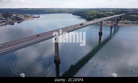 Luftaufnahme der Cleddau Bridge über die Cleddau Estuary, Pembrock Dock, Pembrokesire Wales, Großbritannien Stockfoto