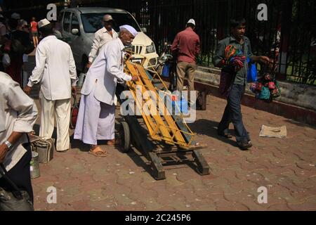 Dabbawala Lieferung von Heißnahrungsmittelboxen am Churchgate Railway Station in Mumbai (Bombay), Indien. Ein sehr effizienter traditioneller Lieferservice Stockfoto