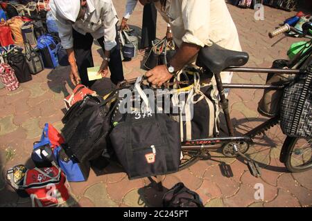 Dabbawala Lieferung von Heißnahrungsmittelboxen am Churchgate Railway Station in Mumbai (Bombay), Indien. Ein sehr effizienter traditioneller Lieferservice Stockfoto