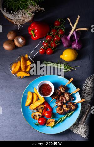 Rinderschäken-Spieße mit gegrilltem Gemüse auf einem kaukasus Stockfoto